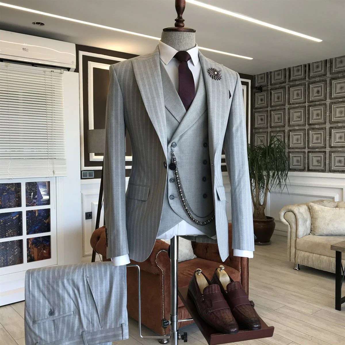 Gray 3-pieces Striped Peaked Lapel Men Suits For Business - Image 2
