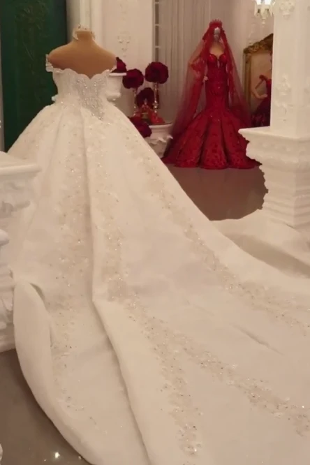Luxurious Sparkle Beaded Ball Gown Extreme Train Wedding Dress - Image 4