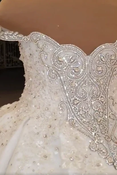 Luxurious Sparkle Beaded Ball Gown Extreme Train Wedding Dress - Image 5