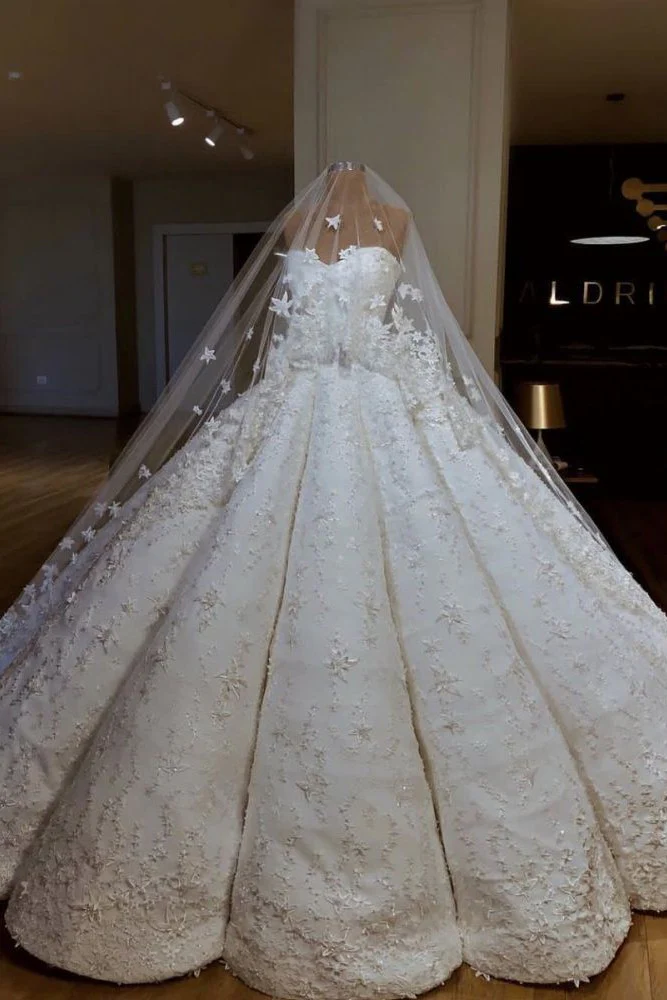 Luxurious Strapless Lace Appliques Beading Sleeveless Ball Gown Wedding Dress - Image 2