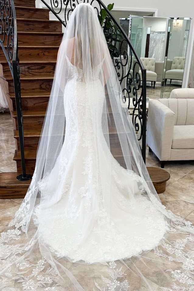 Luxury V-Neck Sleeveless Mermaid Wedding Dresses Applique Lace Spaghetti-Straps Open Back With Buttons - Image 4