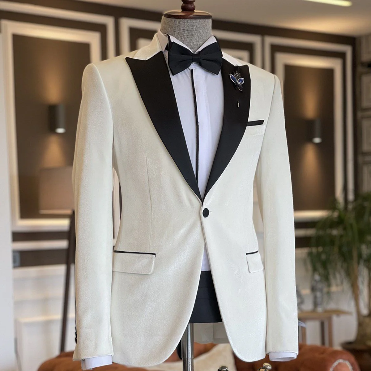 White 2 Pieces Peaked Lapel Prom Suits For Men - Image 2
