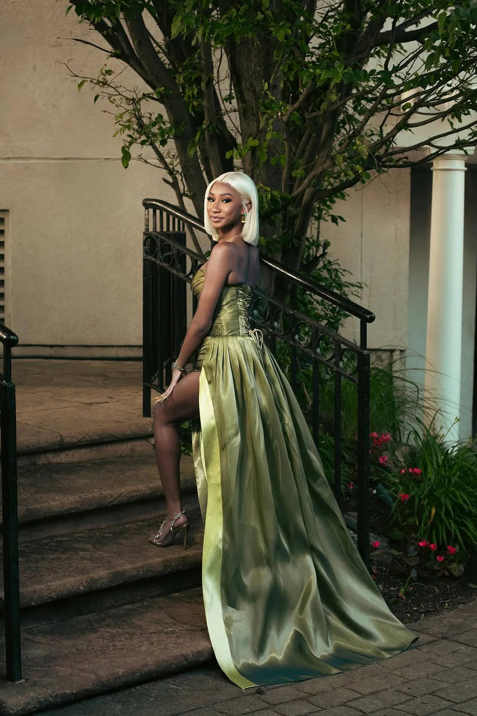 Minimalist Green V-Neck Hi-Lo Strapless Satin Prom Dresses Sleeveless With Lace-Up Back - Image 2