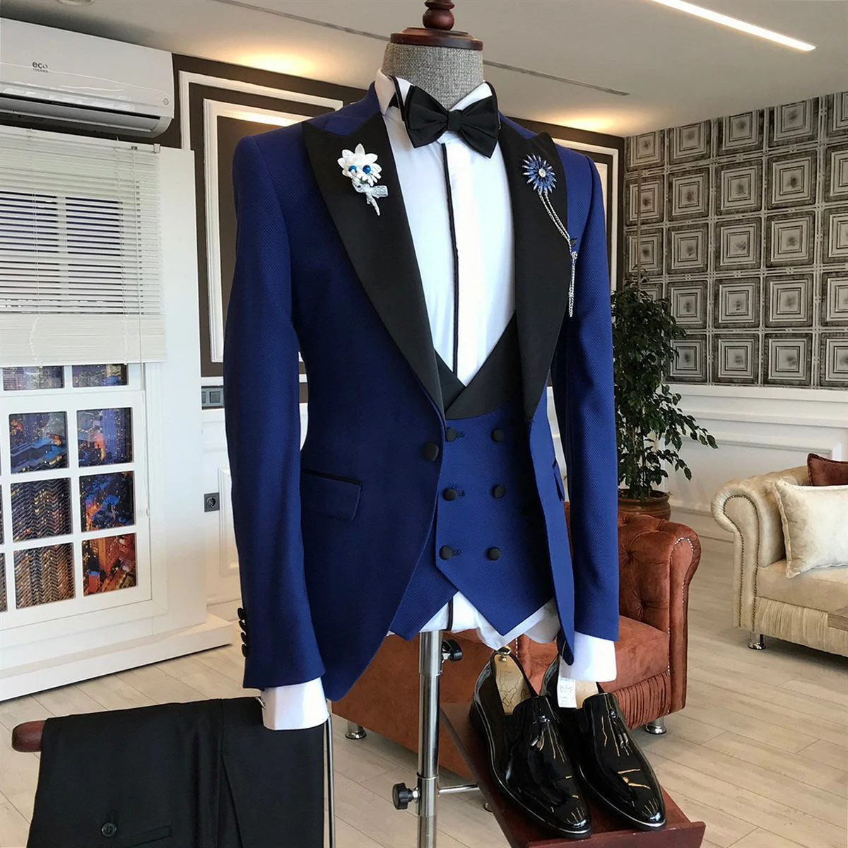 New Arrival Dark Blue Designer Bespoke Peaked Lapel Men Suits - Image 2