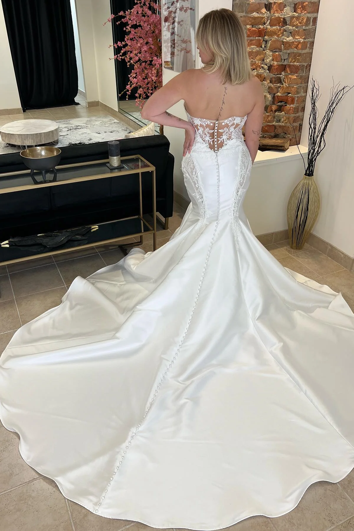 Modern Sweetheart Strapless Satin Wedding Dress Sleeveless Mermaid zipper Back Lace Appliques With Buttons - Image 2