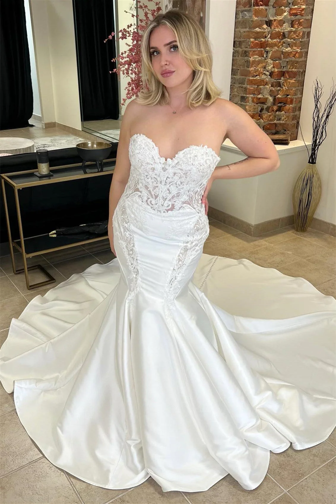 Modern Sweetheart Strapless Satin Wedding Dress Sleeveless Mermaid zipper Back Lace Appliques With Buttons - Image 3