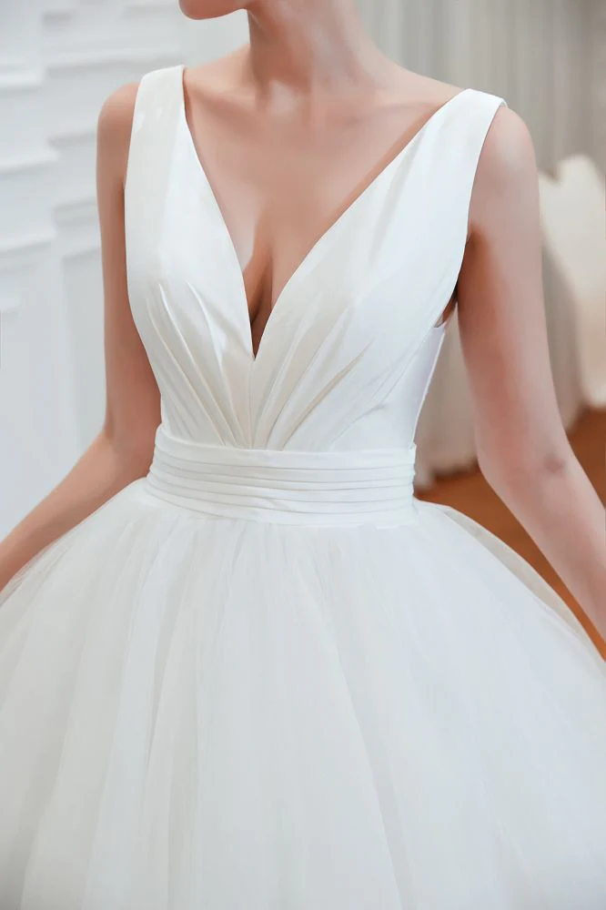 Modern V neck sleeveless White Princess Spring Wedding Dress - Image 4