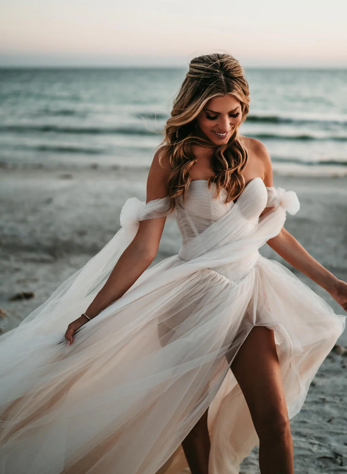 Pleated Tulle Off-The-Shoulder Chic A-line Wedding Dresses Split Front for the Summer Beach - Image 2