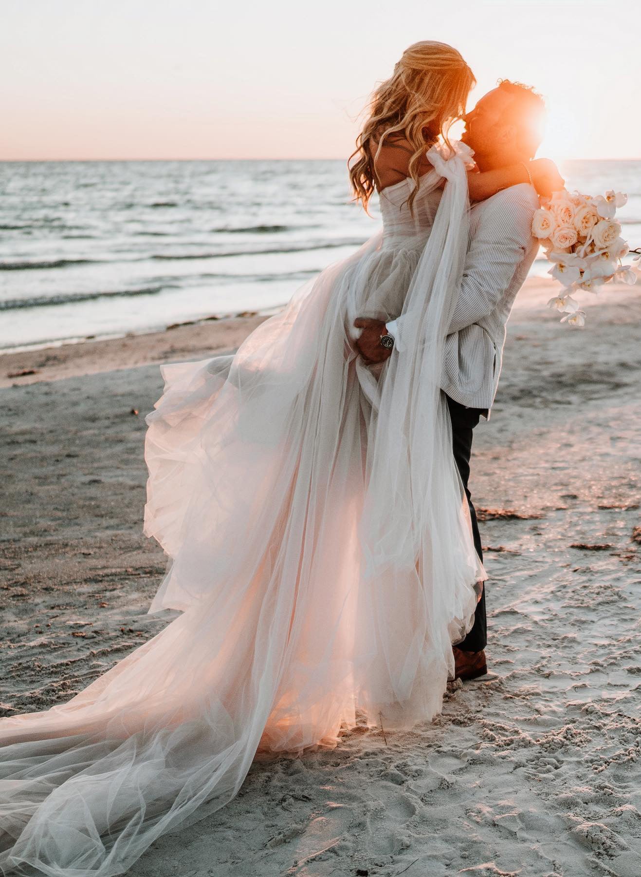 Pleated Tulle Off-The-Shoulder Chic A-line Wedding Dresses Split Front for the Summer Beach - Image 4