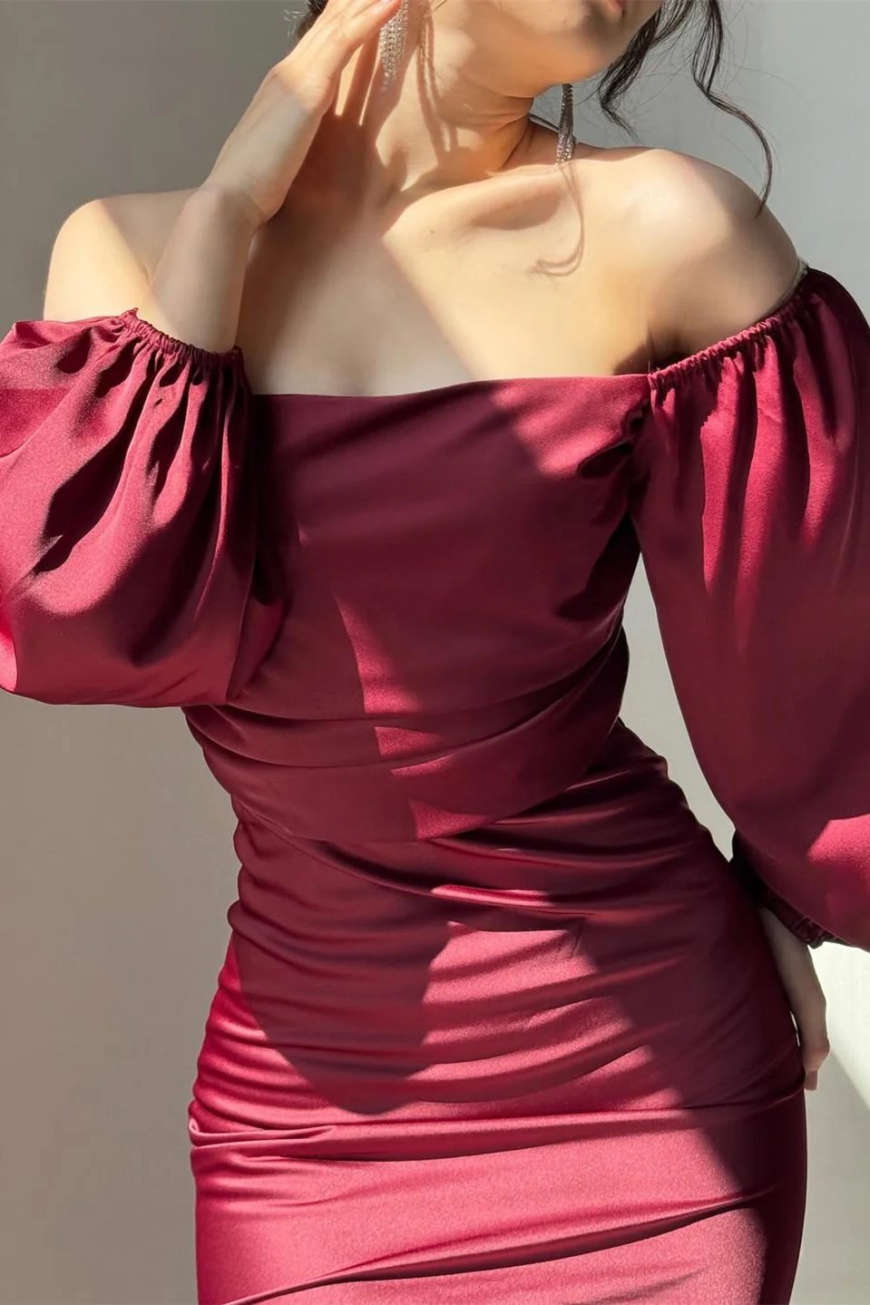 Romantic Burgundy Off-The-Shoulder Long Sleeves Satin Prom Dresses Mermaid With Pleats - Image 2