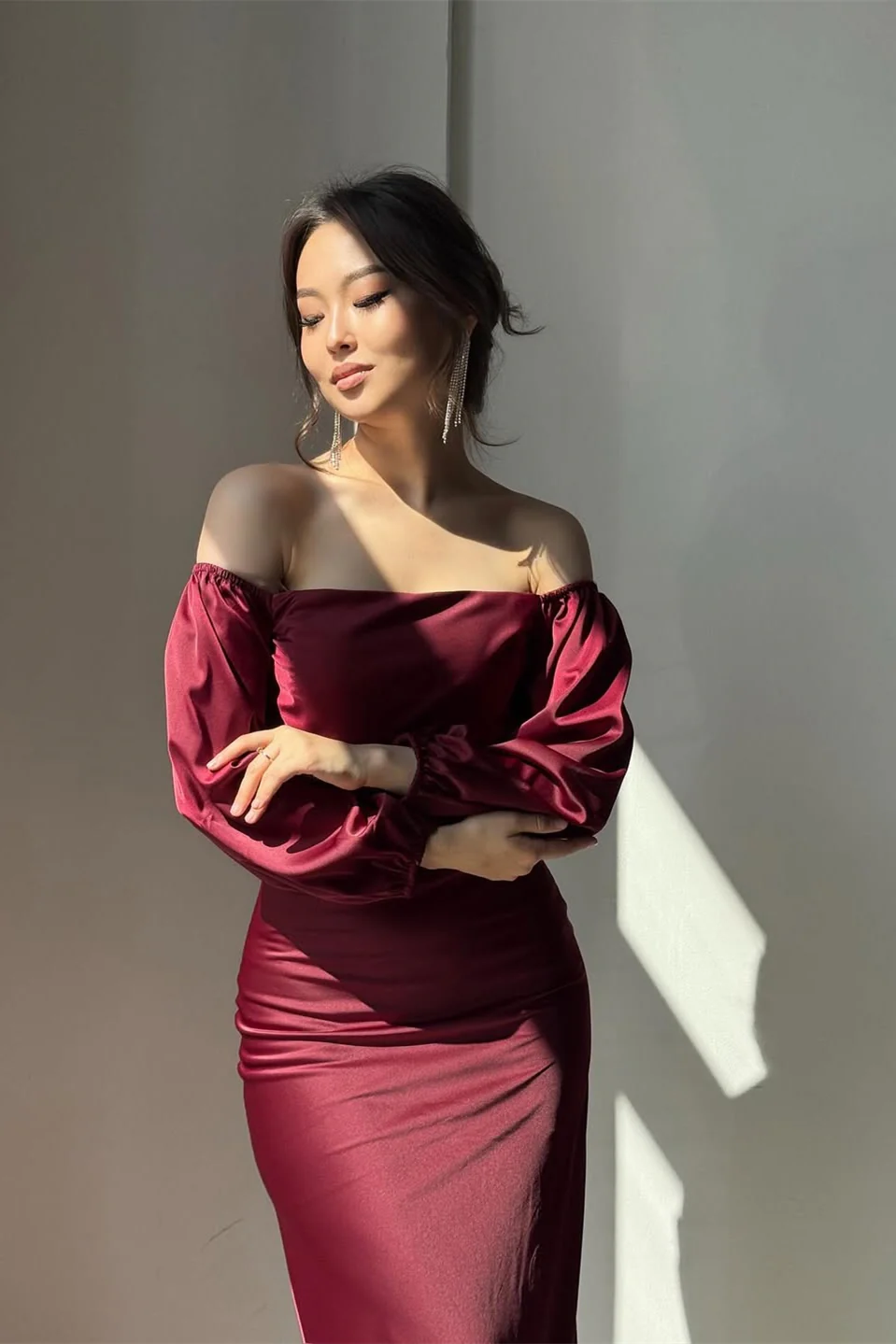 Romantic Burgundy Off-The-Shoulder Long Sleeves Satin Prom Dresses Mermaid With Pleats - Image 3