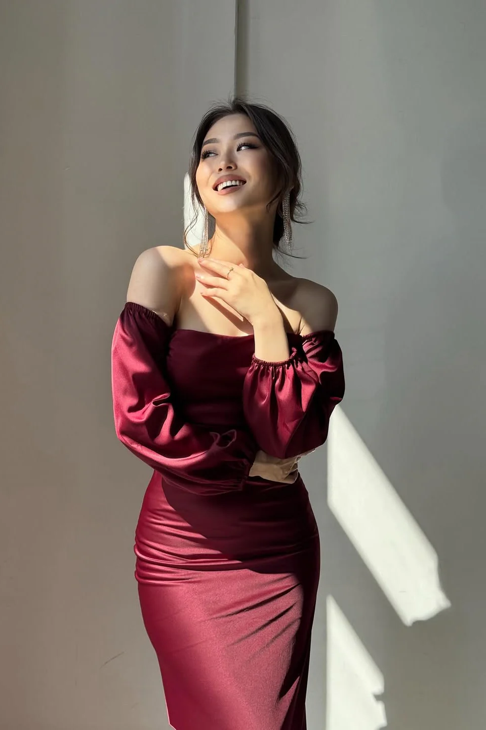 Romantic Burgundy Off-The-Shoulder Long Sleeves Satin Prom Dresses Mermaid With Pleats - Image 4