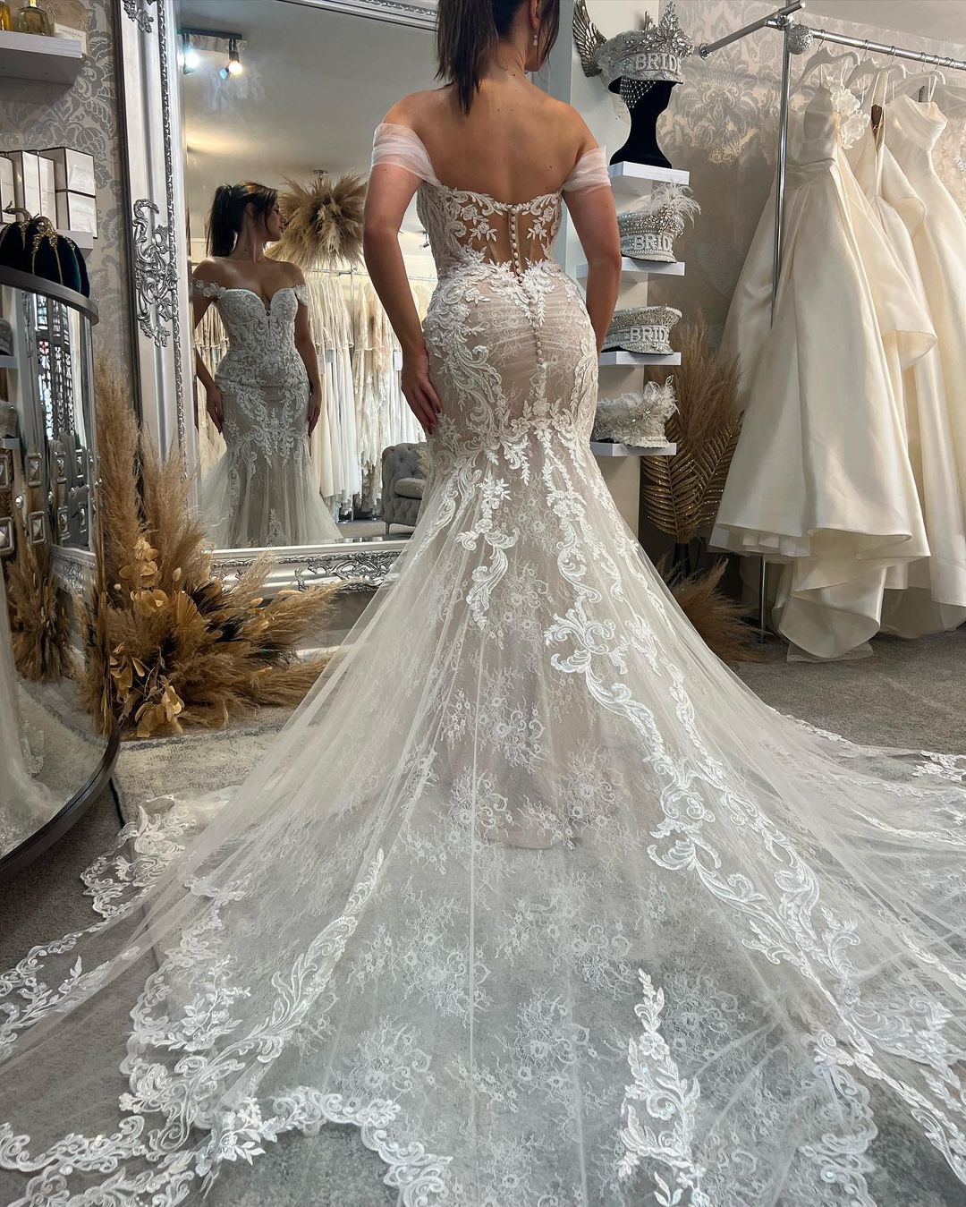 Classic Sweetheart Off-the-Shoulder Sleeveless Mermaid Lace Wedding Dress - Image 3