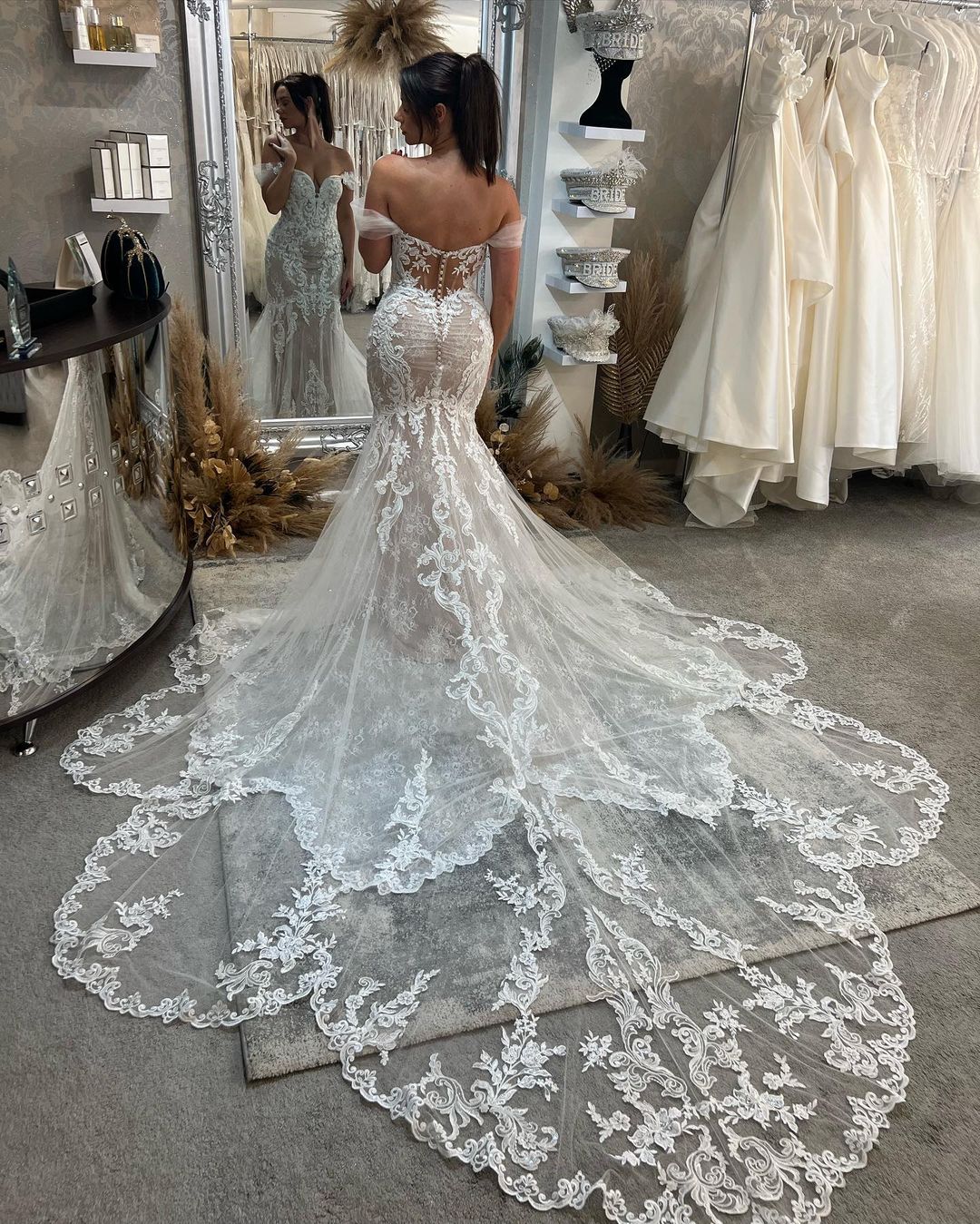 Classic Sweetheart Off-the-Shoulder Sleeveless Mermaid Lace Wedding Dress - Image 4