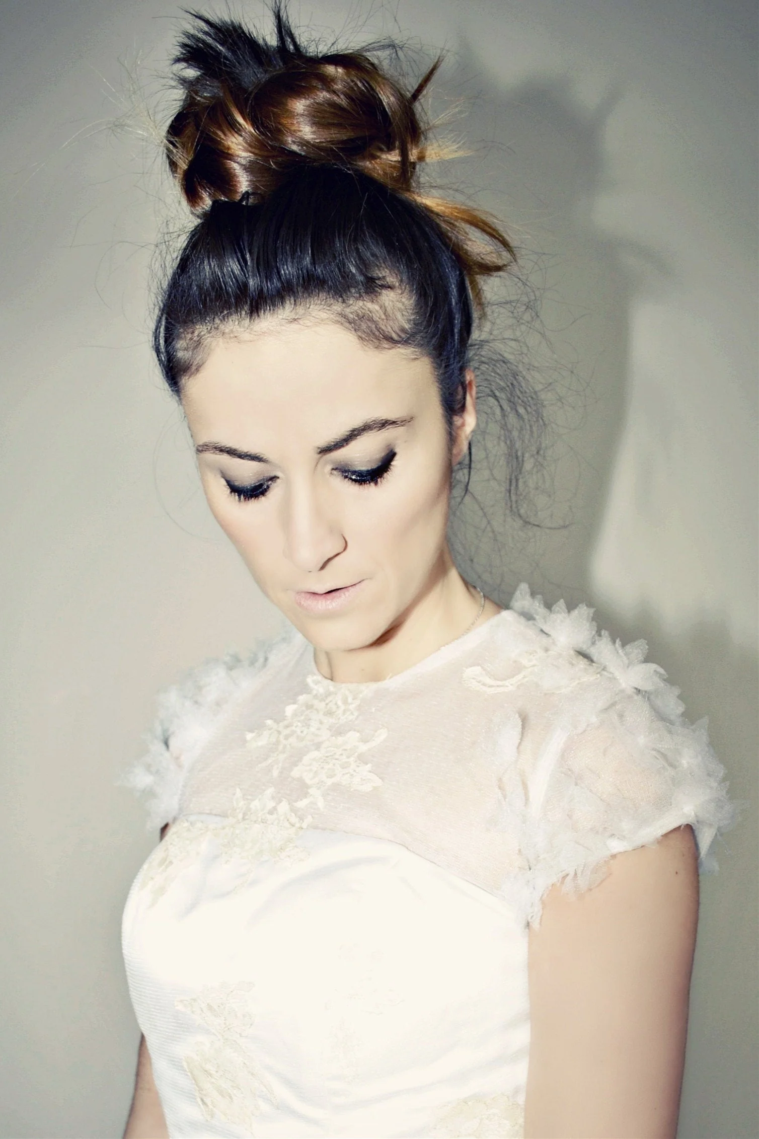 Sheath Round Collar Knee Length Shorts Sleeve Tulle Lace Wedding Dress - Image 4