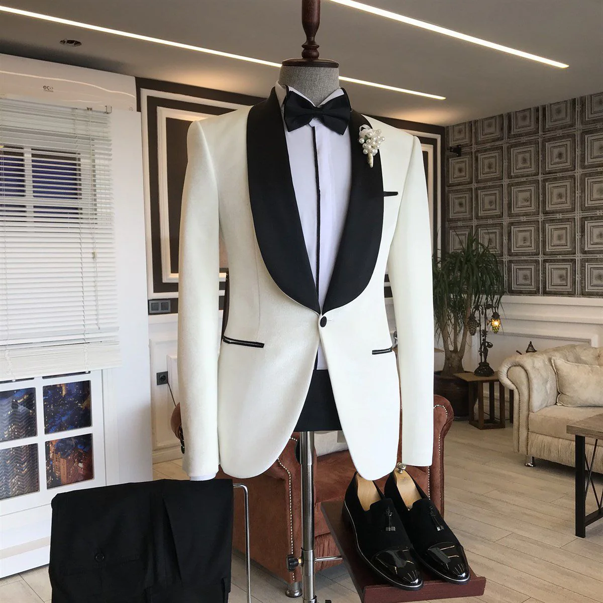 Simple White Shawl Lapel Wedding Suit For Grooms - Image 2