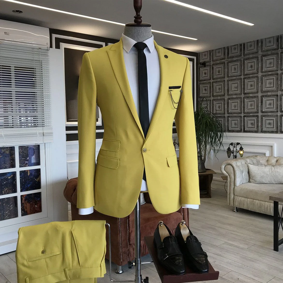 Yellow Peaked Lapel One Button 3 Flaps Men's Prom Suits - Image 2