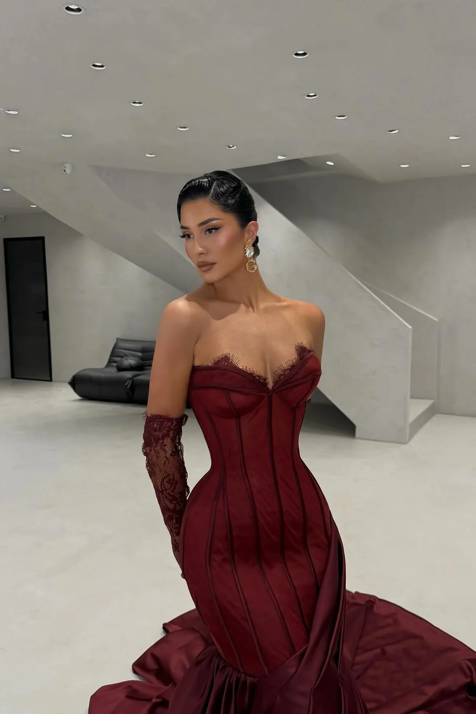 Sparkling Burgundy Sweetheart Strapless Satin Prom Dress Mermaid Sheath With Gloves - Image 2
