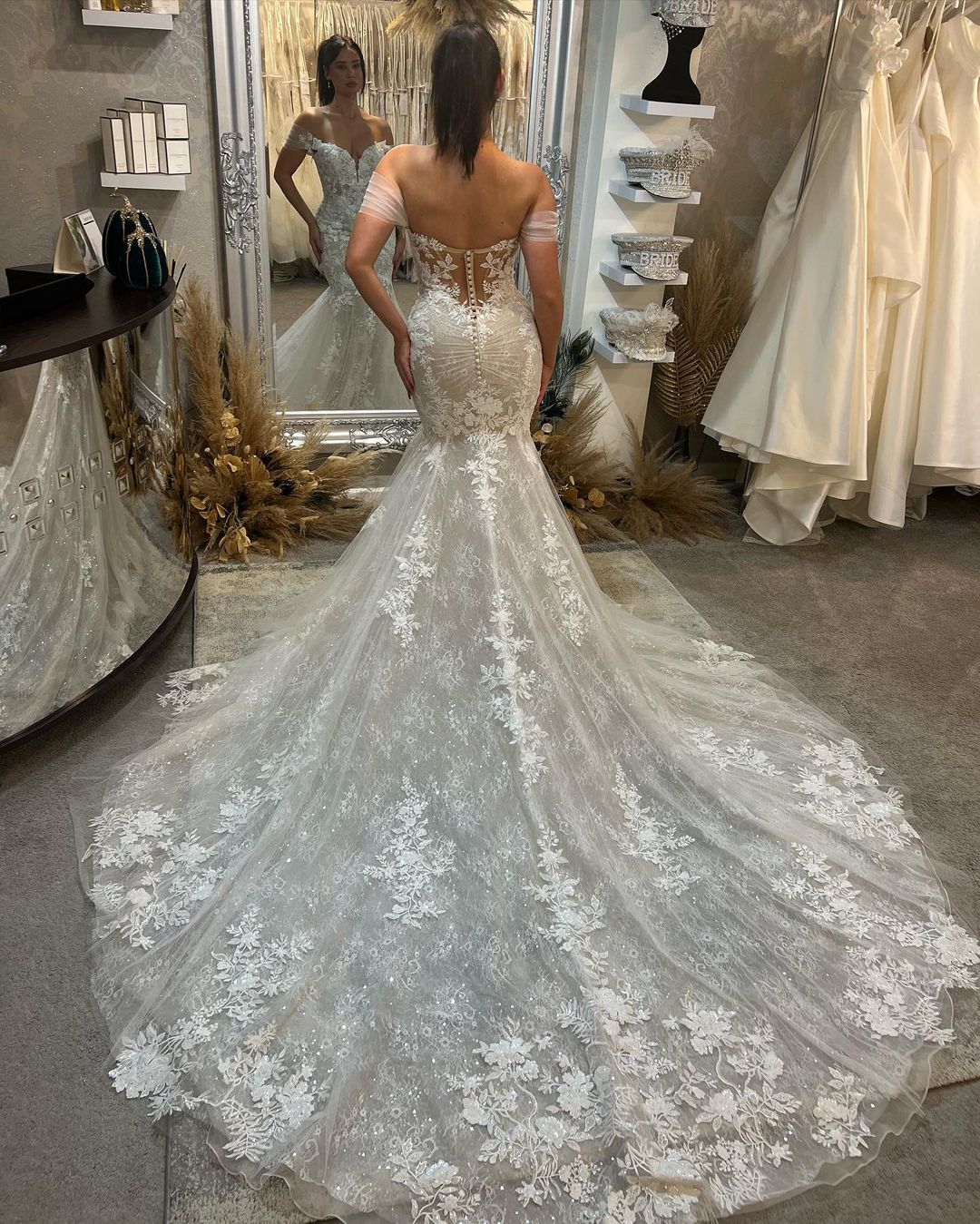 Chic Sweetheart Sleeveless Off-the-Shoulder Lace Wedding Dress - Image 3