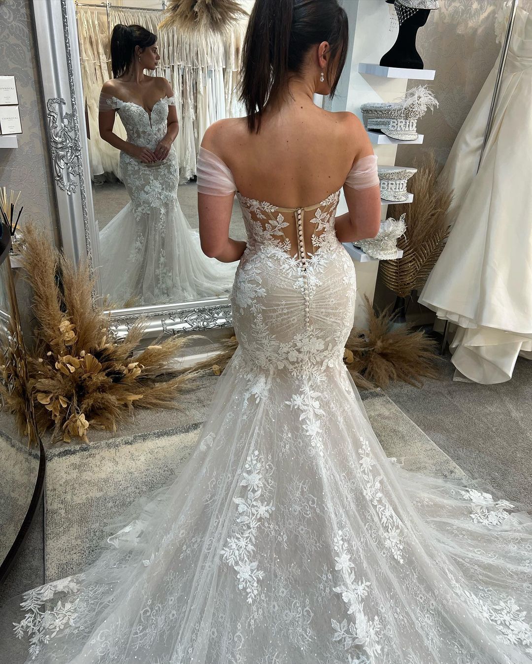 Chic Sweetheart Sleeveless Off-the-Shoulder Lace Wedding Dress - Image 4