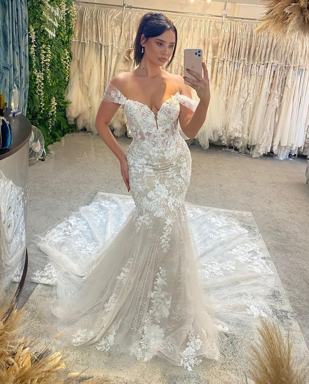 Chic Sweetheart Sleeveless Off-the-Shoulder Lace Wedding Dress - Image 5